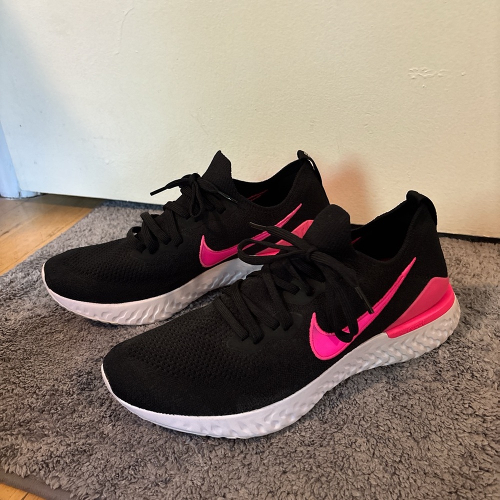 Nike Women's Black and Pink Athletic Shoes